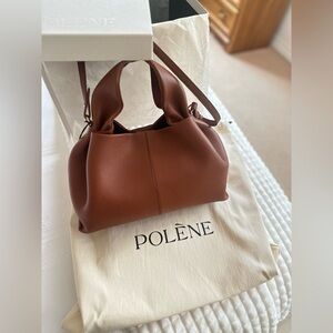 The “Numéro Neuf” in regular size
color is cognac.